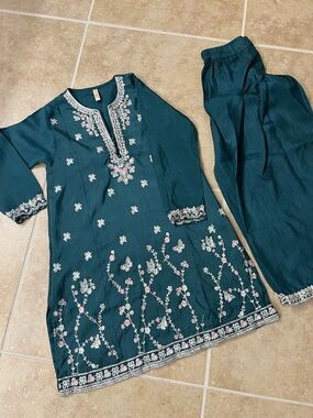 Girls dress Ethnc brand size 7/8 embroidery dress Indian Pakistani